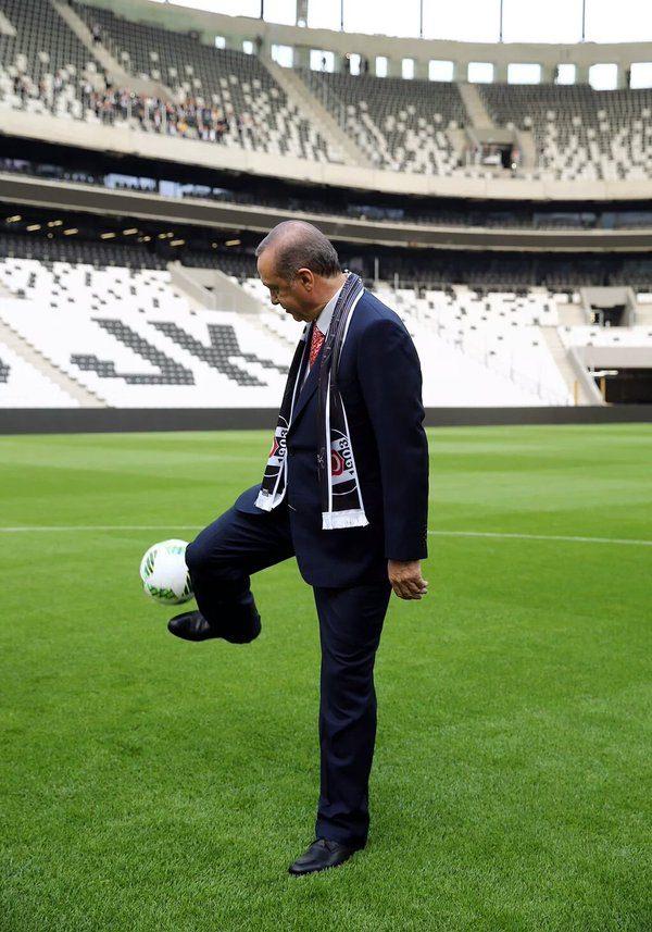 <p>Beşiktaş'ın yeni stadının açılışında Fikret Orman devlet büyükleriyle sahaya indi ve bir süre futbol oynadı.</p>
