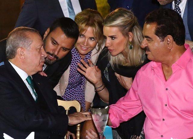 <p>Cumhurbaşkanı Erdoğan, kendisini Kasım ayındaki düğününe davet eden Alişan'a "Ya kız istemeye geleceğim ya da nikahına" dedi.</p>

<p> </p>
