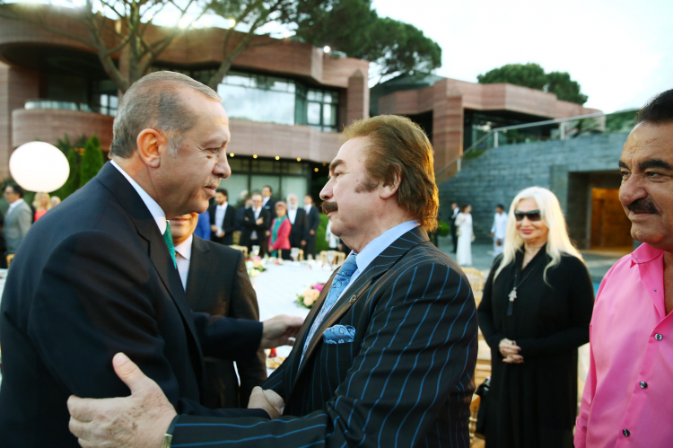 <p><strong>Orhan GENCEBAY</strong></p>
<p>Çok samimi ve güzel bir geceydi. Ben sayın Cumhurbaşkanımıza başkan diyorum, Başkanımızın gecedeki konuşması çok güzel mesajlar verdi. Verilen mesajların sonucuna göre düşüncem her şey çok daha iyi olacak. Bize verdiği mesajlar Başkanımızın sanatla ilgiliydi ama genel olarakta ülkemizle ilgili bazı mesajlar verdi. Bunların içerisinde de çok mutlu olduğum mesajlardan bir tanesi de Atatürk Kültür Merkezi (AKM) ile ilgili olanıydı. AKM inceden inceye bir yılan hikayesine dönüşsede onun projesinin uzun zamandır çalışıldığını ve çok güzel olacağını söyledi. Yine bir Atatürk Kültür Merkezi olacak ama fevkalade olacak. Bir zamanlar orayla ilgili neler söylemişlerdi hatırlıyorsunuz şu olacak, bu olacak diye…</p>