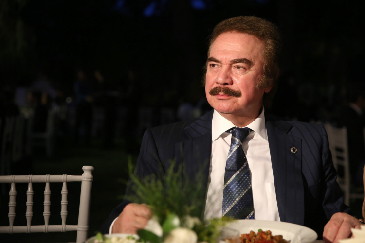 <p>Bir de Muhsin Ertuğrul ile ilgili bir sürü şey söylüyorlardı; Muhsin Ertuğrul şu anda muhteşem bir yapı oldu. AKM için de nerler söylüyorlardı, onunla ilgili olarakta projenin nasıl geliştirildiği ve yakın bir zamanda Başkanımız gerçekleşeceğini söyledi. Ondan ötürü çok mutlu oldum, harika bir haber bu… Birtakım art niyetli kişilere de güzel bir cevap oldu bu ve ondan ötürü rahatladım. Bizim ülkemiz artık çok evvel zamanlardaki gibi bir ülke değil. Biz çok güçlü ve büyük bir ülkeyiz. Burada Başkanımızında sanat, spor ve kültürümüzle ilgili verdiği mesajlar süperdi. Bizim kendimize has olan değerlerimize son derece önem verildiğini gördüm. Zaten öyleydi de dahada bunun üzerine eğinildiğini gördüm, verilen bu mesajlarda… Zaten biliyordum ve Başkanımıza yeni program ve projelerinde bize ait olan değer ve kültürlerle bilim ve ilimle her konunun çok daha genişçe ele alınacağını gördüm. Bunlar harika şeyler, kimse yalan yanlış saçma sapan şeyler konuşmasın.</p>
<ul>
</ul>