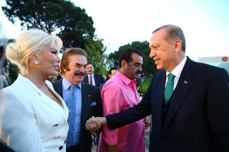 <p>Başkanımızın sanata karşı bazı kesimler tarafından eleştirilmesi konusuna katılmıyorum aksine sanata teşvik olduğunu ve koruma olduğunu biliyorum. Kendi değerlerimizi korumayla beraber çok daha muasır seviyede olduğunu hani Atatürk diyor ya 'Türkiye ne batılılaşacak ne Amerikanlaşacak Türkiye özleşecek' diyor. Yani değerleri ile muasır ve çağdaş devletler seviyesine çıkacak ötesine gidecek diyor. Ben bu akşam ki iftar yemeğinde Başkanımızın verdiği mesajlarda bunu gördüm. Atatürk'ün söylemiş olduğu ve bu akşam ki Başkanımızın verdiği mesajlarda daha öncede biliyordum da bu akşam onu gördüm. Öz değerlerimizle kendi kimliğimizle medeniyeti, uygarlığı her türlü ilimi, bilimi yakalayacağız ve sanatımız geliştirilecek. Türkiye'yi dünya muasır devletler seviyesine ve ötesine çıkaracağız. Bu akşam ki yemekte bu duyarlılığı ve bu duyguyu gördüm.</p>