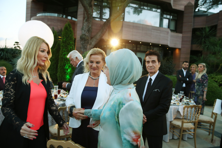 <p><strong>Seda SAYAN</strong></p>
<p>Cumhurbaşkanımız ve eşi Hanımefendinin iftar yemeğine davet edilen konukların hiçbirini es geçmeden tek tek ellerini sıkarak hem 'Hoşgeldiniz' diyerek karşılaması hem de uğurlarken tek tek selamlaşmaları hepimizi inanılmaz duygulandırdı. Herkese hediyeler verildi ve üç kitap hediye edildi.</p>