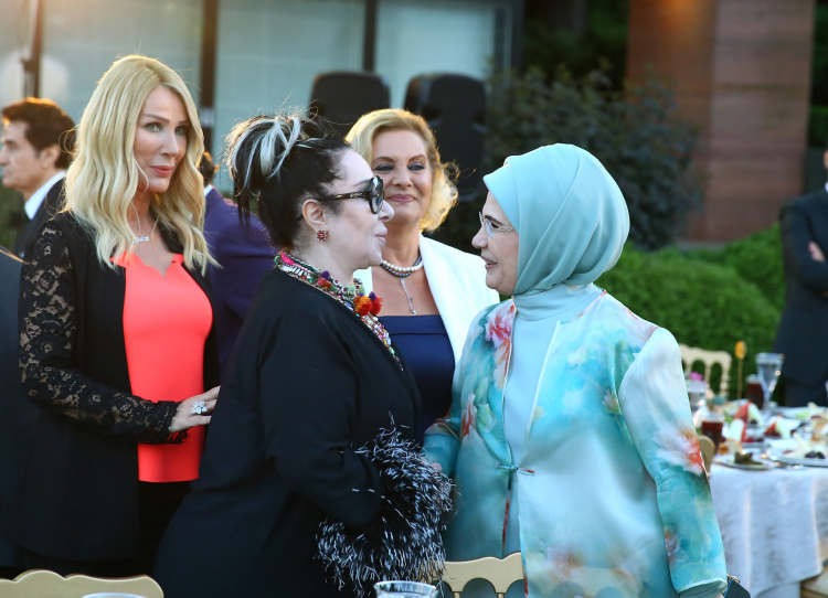 <p>Ben Instagram profilimden sayın Hanımefendiyi paylaştım. Sayın Emine Erdoğan Hanımefendi gerçek bir first lady... Başkanımız gecede sanat ve sporla ilgili harika mesajlar verdi. Türkiye'mizin dünyada büyüme oranındaki yerimizi anlattı. Gurur duyduk. Birinci sırada Çin, ikinci sırada Hindistan ve üçüncü sırada Türkiye… Ülkemizin bu zaferi Büyük Başkan Recep Tayyip Erdoğan ile gerçekleşti.</p>
<ul>
</ul>