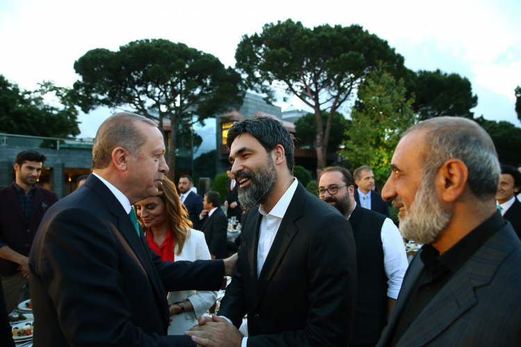 <p><strong>Uğur IŞILAK</strong><br />
<br />
Geçtiğimiz hafta ısrarla bir hanım teyze konser sonrasında benimle görüşmek istedi. O kadar heyecanlıydı ki ne söyleyeceğini açıkcası çok merak ettik. Hacca gittiğinde gördüğü bir rüyayı anlattı. Rüyada, Cumhurbaşkanımızı bir su ile zehirlemek istediklerini, başaramadıklarını görmüş ve bu hanım teyzemiz sürekli olarak beş vakit namazında Cumhurbaşkanımıza dua ettiğini söyledi. </p>