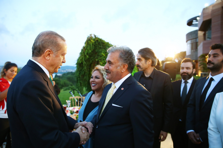 <p><strong>Safiye SOYMAN - Faik ÖZTÜRK</strong></p>
<p>Bu akşam Sayın Cumhurbaşkanımız ve Hanımefendi'nin Hüber Köşkü'nde vermiş olduğu iftarda çok güzel ağırlandık. Karşılamada sayın Cumhurbaşkanımız ve Hanımefendi herkese 'Hoş geldiniz' diyerek masa masa dolaştı. O kibar ve zarif hareketleri muhteşemdi. Sayın Cumhurbaşkanımız herkesin hatırını sordu, tek tek konuştu.</p>