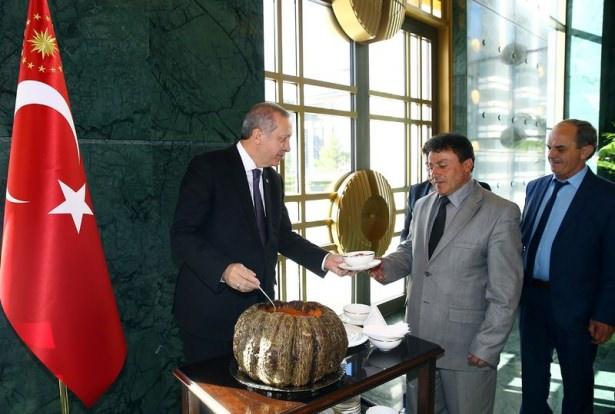 <p>Cumhurbaşkanı Recep Tayyip Erdoğan, 13. Muhtarlar Buluşması dolayısıyla Cumhurbaşkanlığı Külliyesinde ağırladığı muhtarlara kendi elleriyle aşure ikram etti.</p>