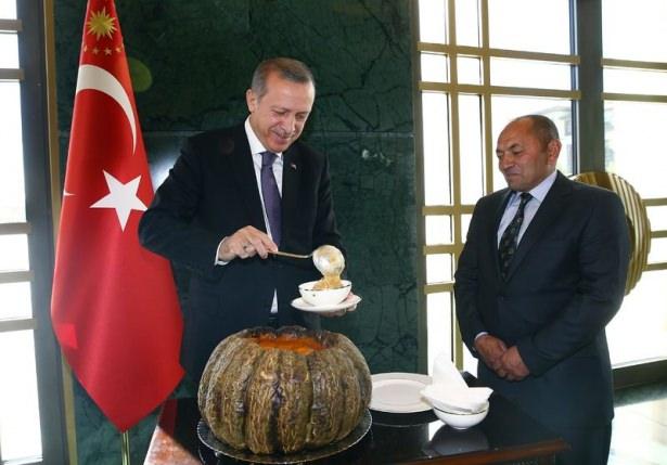 <p>Cumhurbaşkanı Erdoğan, Cumhurbaşkanlığı Külliyesinde Afyonkarahisar, Ankara, Ağrı, Ardahan, Bingöl, Çanakkale, Kars, Trabzon, Rize, Bayburt, Antalya, Şanlıurfa ve İstanbul’dan gelen muhtarlarla "13. Muhtarlar Buluşması"nda bir araya geldi.</p>
<p> </p>