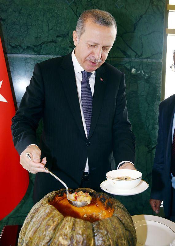 <p>Programın ardından muhtarlar için öğle yemeğine veren Erdoğan, Muharrem ayı dolayısıyla aşure dağıttı. </p>