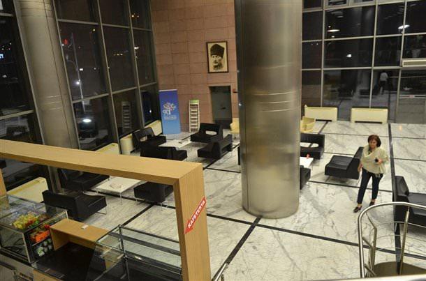 <p>Cumhurbaşkanı se&ccedil;imi sonu&ccedil;larının belli olmasının ardından CHP Genel Merkezi'nde sessizliğin hakim olduğu g&ouml;zlendi. Partide kalanlar, Başbakan Recep Tayyip Erdoğan'ın balkon konuşmasını izledi</p>
