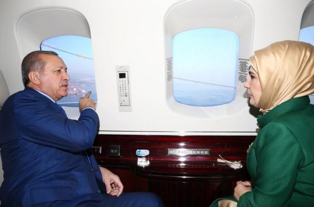 <p>Cumhurbaşkanı Recep Tayyip Erdoğan, eşi Emine Erdoğan ile birlikte İstanbul'dan Bursa'ya giderken helikopterden İzmit Körfez Geçişi Asma Köprüsü'nü inceledi.</p>