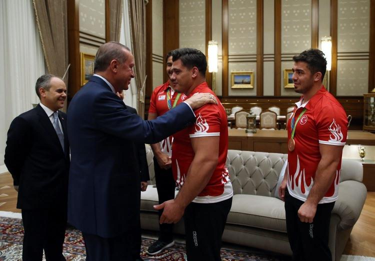 <p>Cumhurbaşkanı Recep Tayyip Erdoğan, Cumhurbaşkanlığı Külliyesi'nde Rio Olimpiyat Oyunlarında madalya kazanan Türk sporcuları kabul etti.</p>
