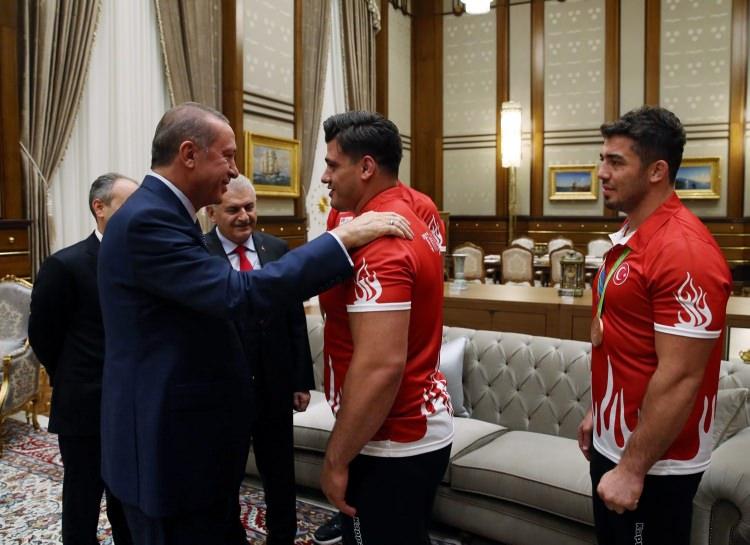 <p>Kabulde Başbakan Binali Yıldırım, Gençlik ve Spor Bakanı Akif Çağatay Kılıç, Cumhurbaşkanı Başdanışmanları Hidayet Türkoğlu ve Hamza Yerlikaya da yer aldı.</p>
