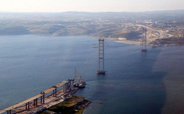 <p>Erdoğan, yapımı devam eden 3. Boğaz Köprüsü ve 3. havalimanı inşaatını yaklaşık 1 saat boyunca havadan inceledi.</p>