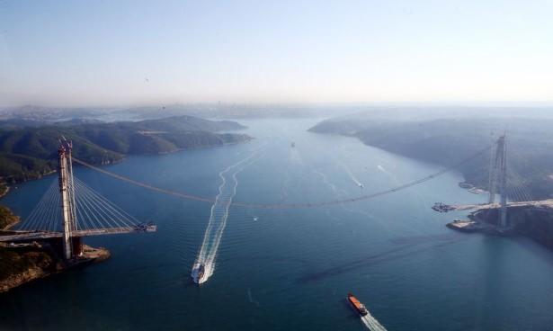 <p>Cumhurbaşkanı'nı burada İstanbul Valisi Vasip Şahin, Cumhurbaşkanı Başdanışmanı Binali Yıldırım, eski Ulaştırma, Denizcilik ve Haberleşme Bakanı Lütfi Elvan karşıladı.</p>
