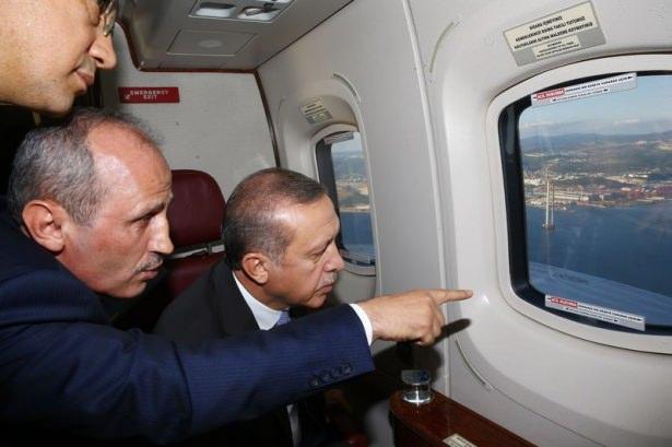 <p>Cumhurbaşkanı Erdoğan, 3. havalimanı inşaat sahasında işçilerle birlikte yapacağı iftar öncesi, 3. köprü ve 3. havalimanı ve körfez köprüsü inşaatlarını havadan inceledi.</p>