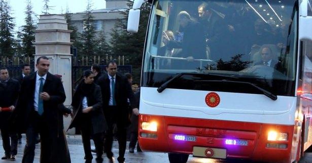 <p><strong>Bir dizi temasta bulunmak ve yapımı tamamlanan tesislerin toplu açılışını yapmak üzere Elazığ’a gelen Cumhurbaşkanı Recep Tayyip Erdoğan, İzzetpaşa Meydanı’nda katıldığı mitingin ardından 8. Kolordu Komutanlığı’nı ziyaret etti. Ziyaretin ardından Elazığ Belediyesi’ne hareket etmek üzere kolordudan ayrılan Erdoğan’ın otobüsü Kübra Şahin (25) adlı bir kadın tarafından durduruldu. </strong></p>
