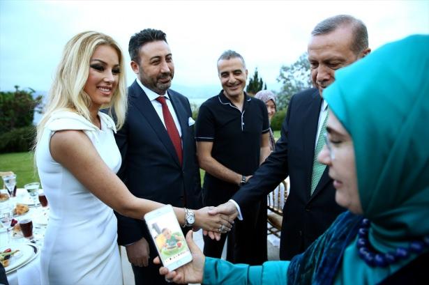 <p>Cumhurbaşkanı Recep Tayyip Erdoğan, sanatçı ve sporcularla Tarabya Köşkü'nde düzenlenen iftar yemeğinde buluştu.</p>
