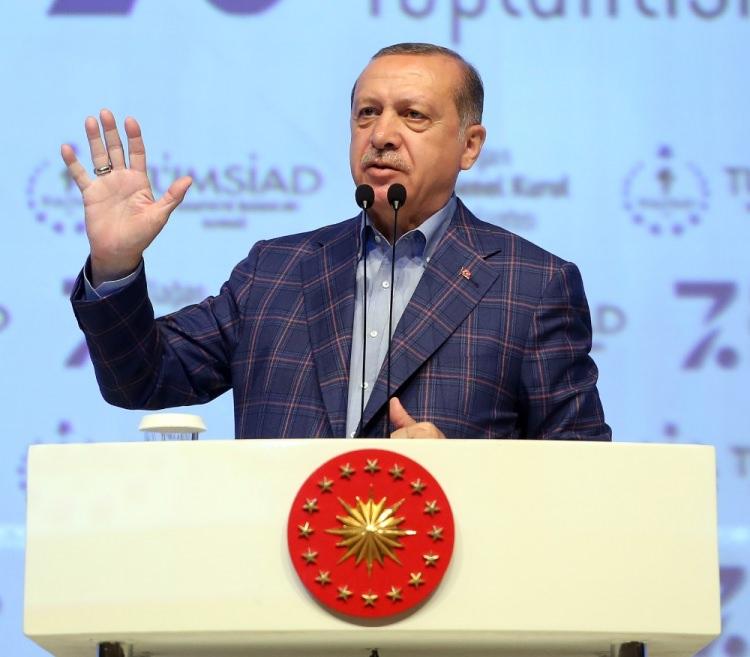 <p><strong>YERLİ</strong></p>

<p>Türkiye Cumhuriyeti’ne, Türkiye toplumuna, Türkiye’de geçerli gelenek-göreneklere ve Türkiye coğrafyasına uygun, Türkiye’ye dair özellikleri taşıyan. sıfat.</p>

