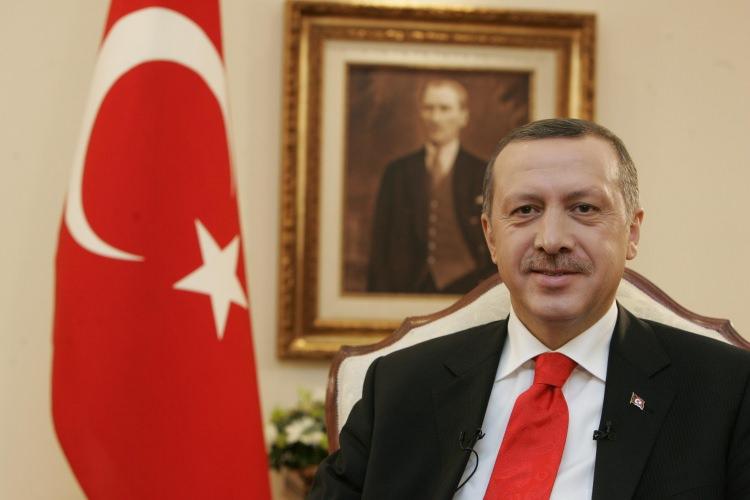 <p><strong>ZİHNİYET</strong></p>
<p>Düşünce tarzı, yaşayış ve davranış biçimini anlatan ifade. isim.</p>