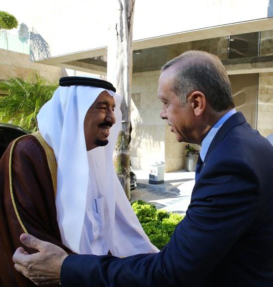<p>Cumhurbaşkanı Recep Tayyip Erdoğan, G-20 Liderler Zirvesi öncesindeki ikili görüşmeleri kapsamında Suudi Arabistan Kralı Selman bin Abdülaziz Al Suud ile bir araya geldi.</p>
<p> </p>