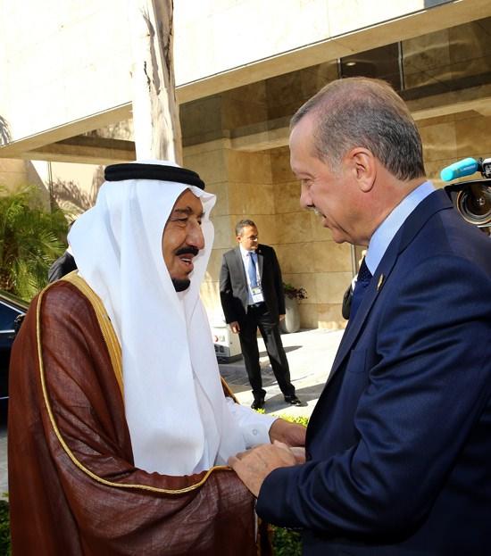 <p>Cumhurbaşkanı Recep Tayyip Erdoğan, Türkiye’nin dönem başkanlığında ve ev sahipliğinde, yarın Antalya’da başlayacak olan G-20 Liderler Zirvesi öncesinde, zirveye gelen ülke liderleri ile ikili görüşmelerini sürdürüyor.</p>
<p> </p>