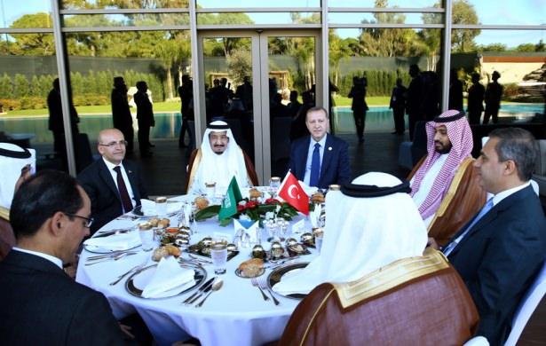 <p>Zirvenin yapılacağı Regnum Otel'de gerçekleşen öğle yemeğine; Maliye Bakanı Mehmet Şimşek, Cumhurbaşkanlığı Genel Sekreter Yardımcısı ve Sözcüsü İbrahim Kalın ile MİT Müsteşarı Hakan Fidan da katıldı.</p>
<p> </p>