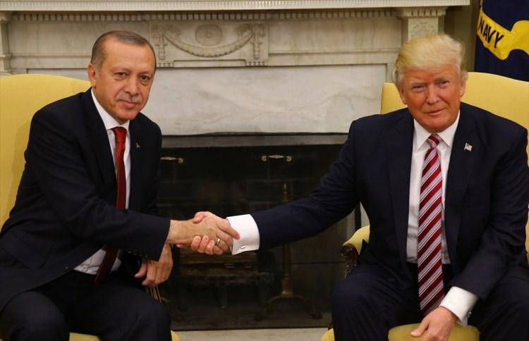 <p>Erdoğan ve Trump el sıkıştı.</p>
