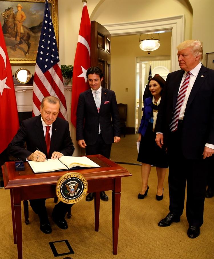 <p>Erdoğan şeref defterini imzaladı.</p>