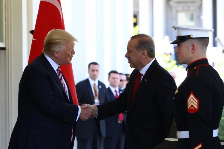 <p>Trump Erdoğan'ı kapıda karşıladı.</p>