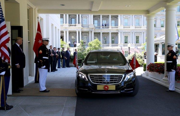 <p>Trump Erdoğan'ı kapıda karşıladı.</p>