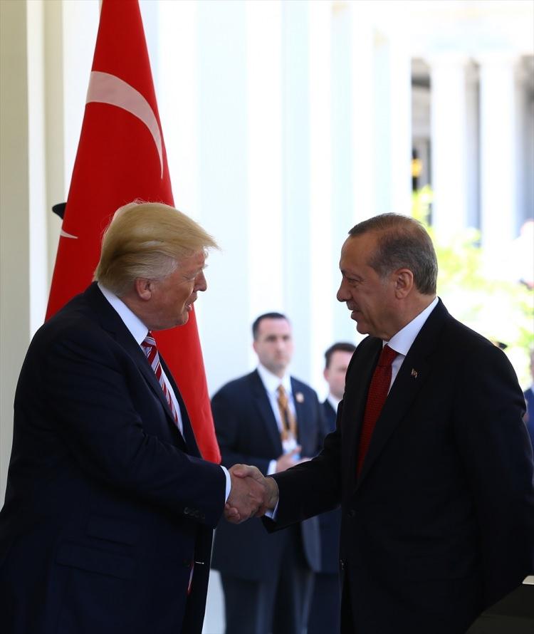 <p>Trump Erdoğan'ı kapıda karşıladı.</p>