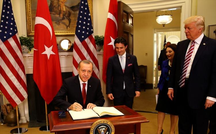 <p>Erdoğan şeref defterini imzaladı.</p>