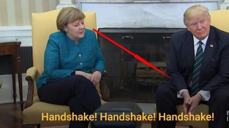 <p>Aynı yerde Almanya Başbakanı ile Trump arasında el sıkışma krizi yaşanmıştı. Gazetecilerin 'el sıkışın' isteğine rağmen, Trump Merkel'in elini sıkmamıştı. Merkel'in gözleri bir an Trump'ın eline gitmişti.</p>
