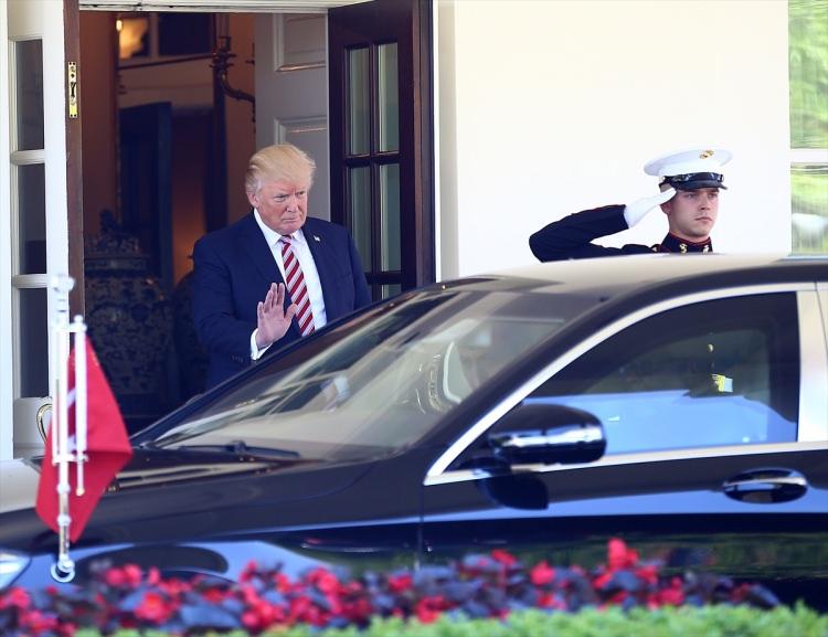 <p>Görüşmelerin ardından Trump Cumhurbaşkanı Erdoğan'ı yine kapıya kadar gelerek uğurladı.</p>