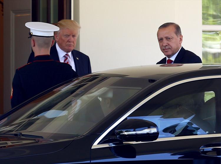 <p>Görüşmelerin ardından Trump Cumhurbaşkanı Erdoğan'ı yine kapıya kadar gelerek uğurladı.</p>