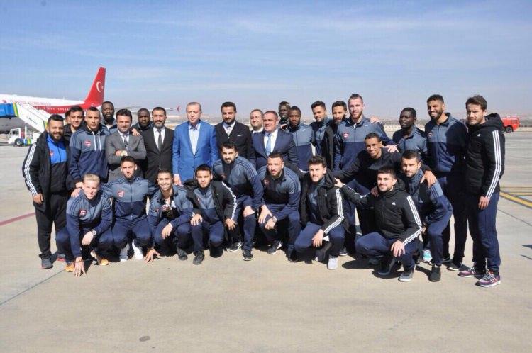 <p>Referandum çalışmaları için Gaziantep'e giden Cumhurbaşkanı Recep Tayyip Erdoğan, havalimanında Gaziantepspor futbol takımı kafilesi tarafından karşılandı.</p>
