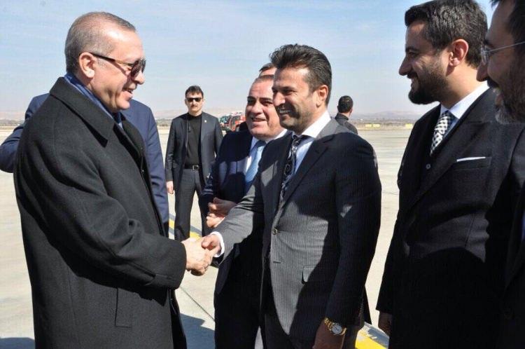 <p>Erdoğan, Gaziantepspor Başkanı İbrahim Kızıl önderliğinde, teknik direktör Bülent Uygun ve futbolcular tarafından karşılandı.</p>
