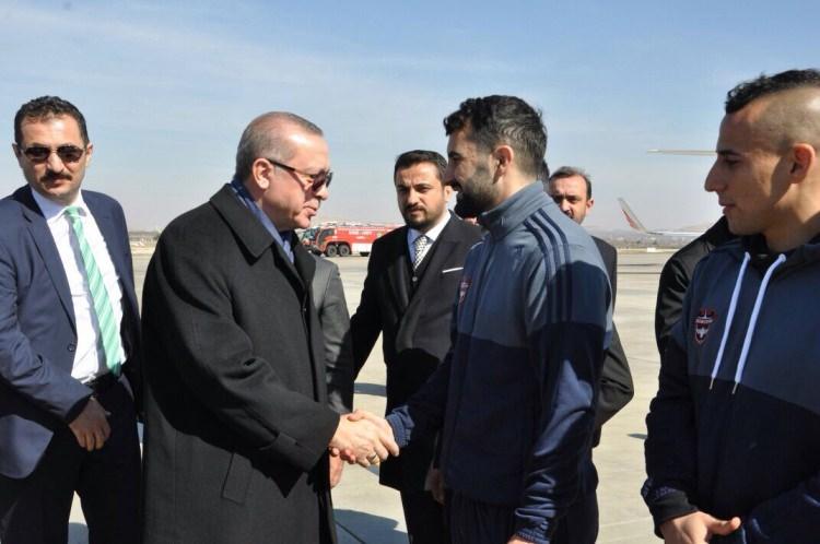<p>Cumhurbaşkanı Erdoğan'ın Gaziantep Havalimanı'nda Gaziantepsporlu futbolcularla görüşmesinden kareler...</p>
