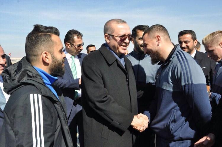 <p>Cumhurbaşkanı Erdoğan, Ben Hatira'nın isteğini kırmadı. Hatira ile sohbet etti, "Ükemize hoş geldin kardeşim" dedi. </p>
