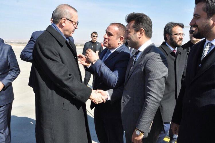 <p>Ben Hatira, "Sizin gibi bir liderle tanışmak benim için inanılmaz mutluluk verdi, sizi seviyoruz, Dünyadaki müslümanlarının liderisiniz" diye konuştu.</p>
