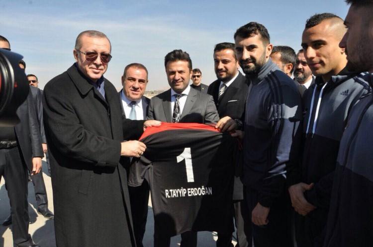<p>Öte yandan Gaziantepsporlu futbolcular, Erdoğan'a 1 numaralı forma hediye etti.</p>
