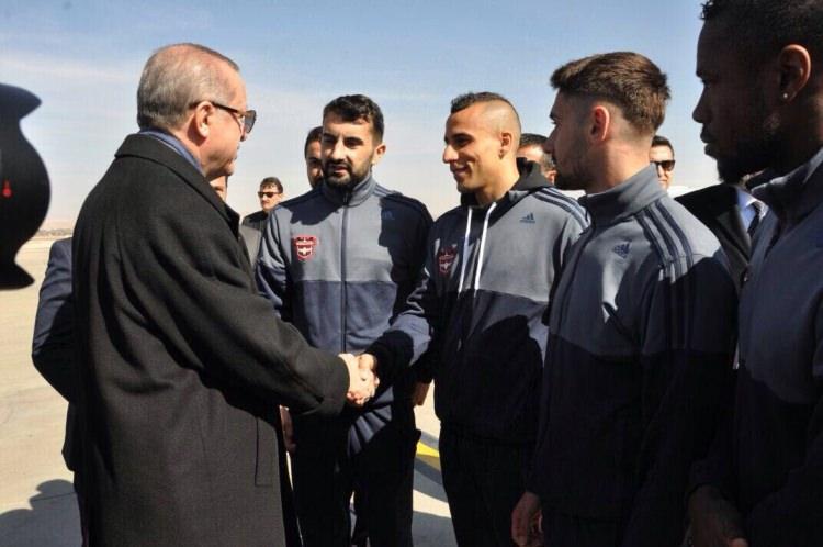 <p>Gaziantep ziyareti öncesinde Ben Hatıra'nın hayalini gerçekleştirmek için olumlu yanıt veren ERdoğan, havalimanındaki karşılamada Tunuslu futbolcuyla kısa bir sohbet gerçekleştirdi.</p>
