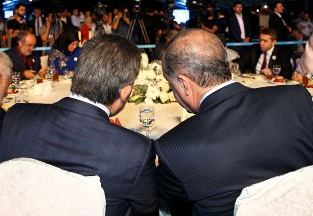 <p>Cumhurbaşkanı Recep Tayyip Erdoğan, İstanbul'daki iftar programında 11. Cumhurbaşkanı Abdullah Gül ile aynı masada iftar yaptı</p>
