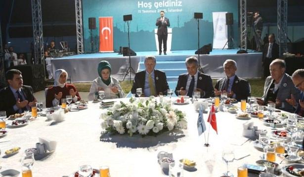 <p>İstanbul'da Dostluk Derneği'nin iftar yemeğinde aynı masada oturan Erdoğan ve Gül bir süre sohbet etti.</p>
