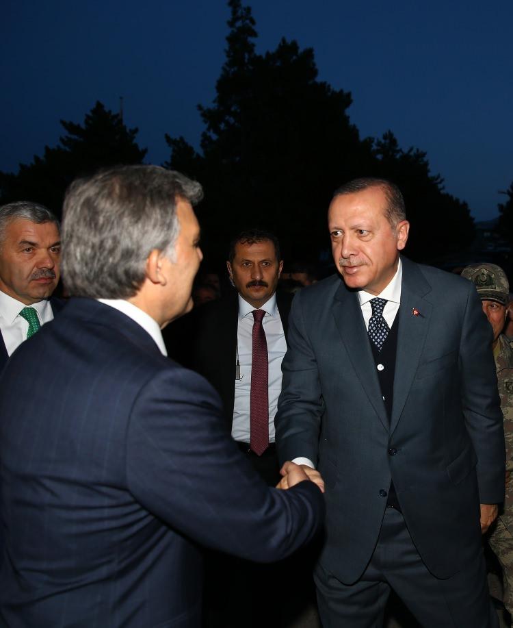 <p>Her iki Cumhurbaşkanı önceden planlanan Erkilet Havalanı'ndan helikopter yerine 15 kilometre uzaklıktaki tugaya karayolu ile geniş güvenlik önemleri arasında geldi. Bu neden her iki Cumhurbaşkanı ezan okuduğu sırada salondaki yerlerini alabildi.</p>