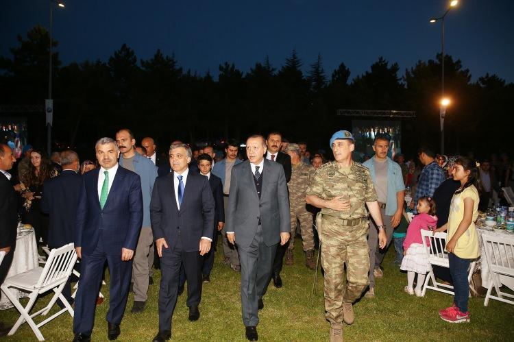 <p>Kayseri Komando Tugayı'ndaki iftara İstanbul'dan tarifeli uçakla gelen 11. Cumhurbaşkanı Abdullah Gül, bir ay önce yitirdiği babası Ahmet Hamdi Gül'ün mezarını ziyaret ettikten sonra geçti. Cumhurbaşkanı Recep Tayyip Erdoğan ise Çevre ve Şehircilik Bakanı Mehmet Özhaseki ile birlikte Kayseri'ye özel uçakla geldi</p>