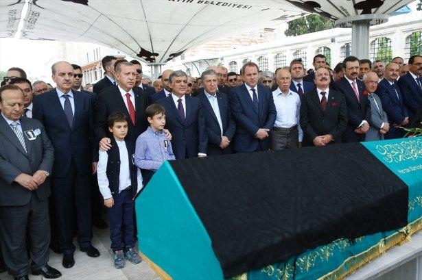 <p>Bodur'un cenaze namazını İstanbul Müftüsü Rahmi Yaran kıldırdı. Tabutun üzerine Kabe örtüsü serildi.</p>
