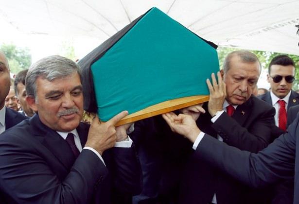 <p>Cumhurbaşkanı Erdoğan, cenaze namazına katılanlara hitaben yaptığı konuşmada, İbrahim Bodur'a Allah'tan rahmet diledi.</p>

<p>Bodur'u, imam hatipte okuduğu yıllardan tanıdığını ifade eden Erdoğan, şunları söyledi:</p>
