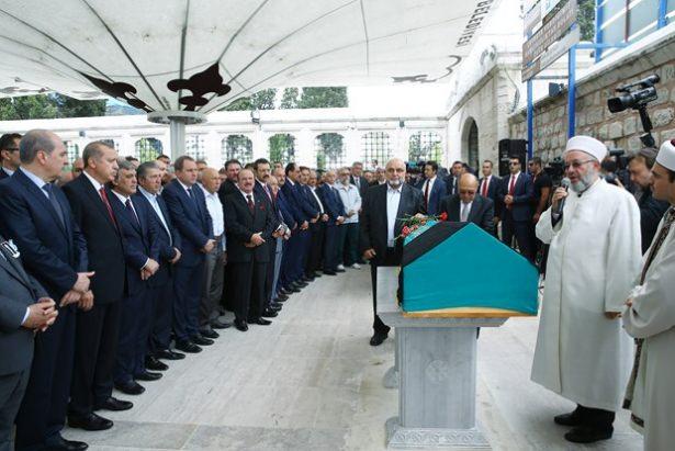 <p>"Yerliydi, milliydi ve sürekli olarak bunun heyecanını bunun aşkını duyan bir insandı. İthal malı değildi. Her alanda 'Ben ülkeme, milletime, vatanıma neler yapabilirim, neler katabilirim', hep onun gayreti içinde olan bir büyüğümüz, ağabeyimizdi. Az önce Abdullah Bey'in (Gül) de ifade ettiği gibi yani inşaat sektöründen alınız da özellikle uçak sanayine varıncaya, savunma sanayine varıncaya kadar bu alanlarda İbrahim ağabey gerek kendisi gerek kızı, damadı bu konuda çok yoğun bir çalışmanın, gayretin içinde oldular. Hayrı hasenatı az önce de ifade edildi.</p>

