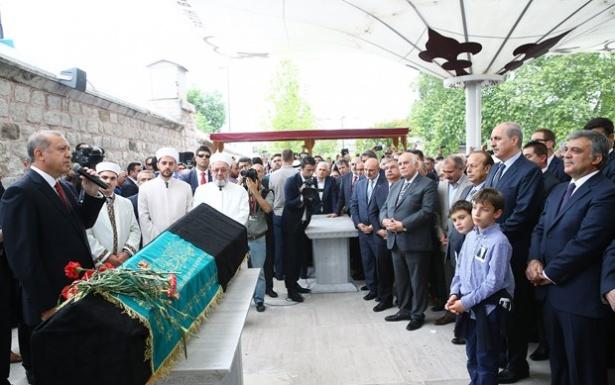 <p>Üzüntüsünün büyük olduğunu ifade eden Okyay, "Babam Çanakkale 1915 ruhunun devamıydı. Hep uğraştı, çalıştı ve hiçbir zaman doğru bildiği yoldan şaşmadı. Değerleri her şeyin önündeydi. Bize 'yap, et' demedi, her zaman rol model oldu. Kendi yaptı, biz gördük. Allah, ona layık bir evlat olmayı bize nasip etsin. Allah ona keremiyle ve lütfuyla muamele etsin. İnşallah evladımız İbrahim onun adını taşır ve çok daha iyilerini başarır. O devletine ve milletine her daim beş vakit dua ederdi, siz de dualarınızı esirgemeyin" şeklinde konuştu.</p>